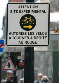 Le tourne à droite cycliste : testé à Bordeaux, adopté dans toute la France. Publié le 30/01/12. Bordeaux